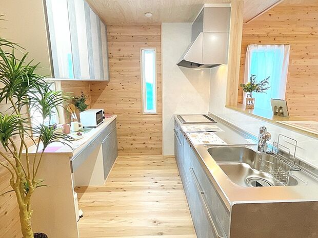 シンクの後ろにも、作業台が◎収納もあるので、食器が多くても大丈夫♪