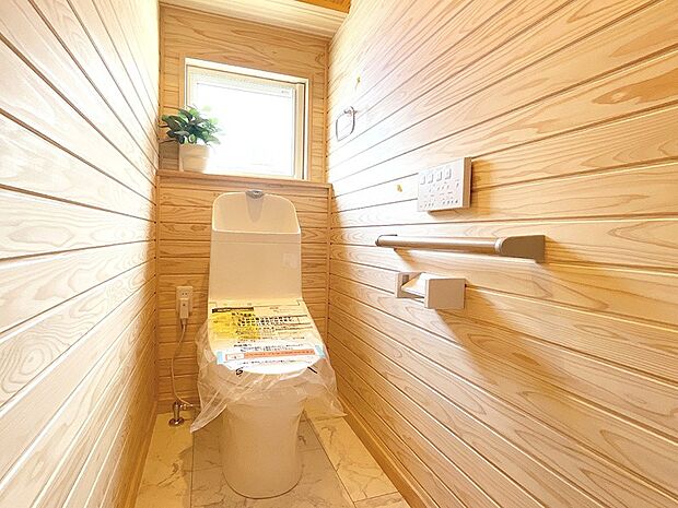 トイレにも自然素材の木を取り入れ、落ち着く空間に♪