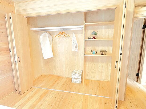 クローゼットの中には、棚も完備☆お子様の服や、カバン等用途がたくさん♪