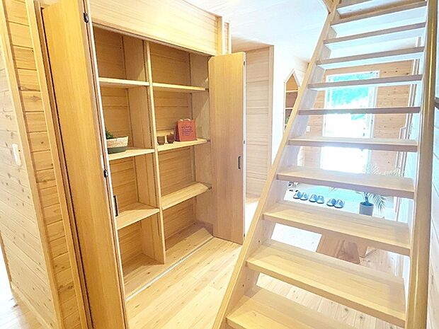 圧迫感を感じさせない階段に、大容量の収納スペース☆壁にすっきり収まるビルトイン収納は主婦の味方◎