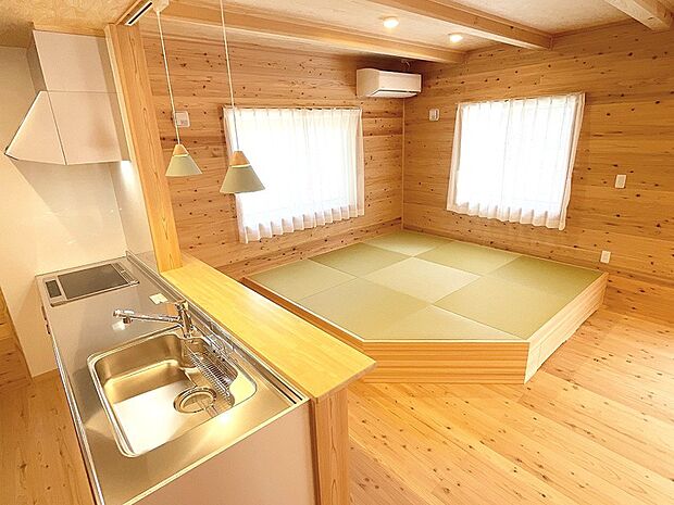 キッチン前には小上がりの畳コーナー♪プレイスペースとしても、お昼寝タイムも活用できます♪