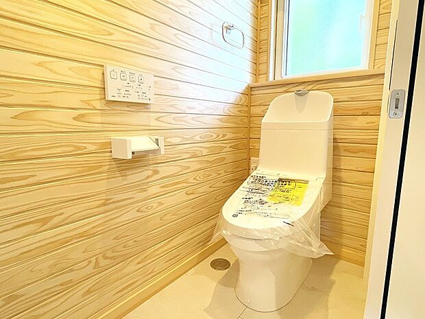 トイレにも窓が付いているので、換気しやすくこもらないのがいいですね☆