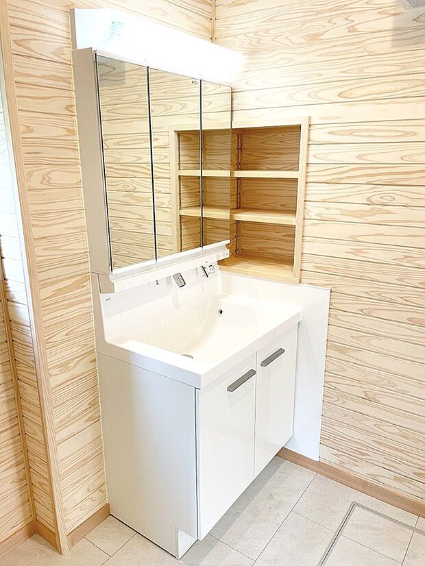 洗面台横には収納棚を設け、お子様のものや、小物収納の整理整頓がラクに◎