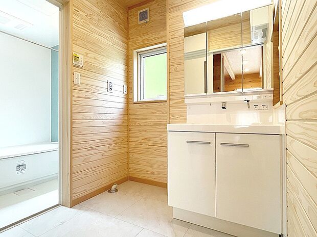 清潔感を感じられる白い洗面台に木の壁面が心地よい空間です☆