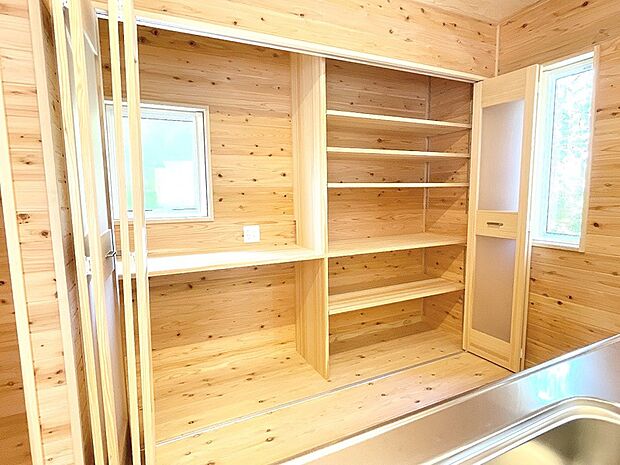 キッチンの背面には豊富な収納棚◎扉付きで来客の際は隠せる優れもの♪