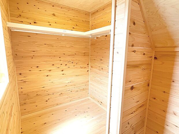 広めのウォークインクローゼット◎使い勝手の良いL字型もポイント♪