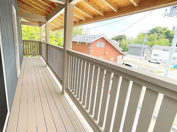 ログハウスをイメージさせるバルコニー♪雨の日はワンちゃんもココで走り回れそう♪