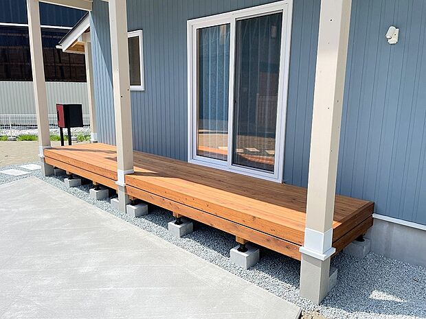 休日の朝食はココで♪嬉しいウッドデッキ◎