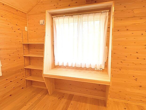 可愛いシェルフと出窓が♪インテリアを楽しむのもありですね☆