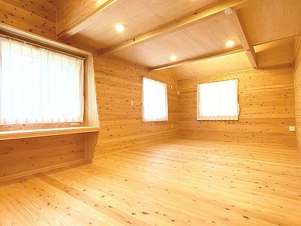 一面に自然素材の木をふんだんに使いました♪毎日の癒しを堪能してください◎