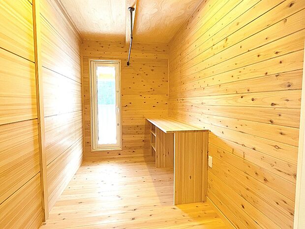 二階のホールにはランドリースペース♪物干しも付いていて、雨の日も安心◎