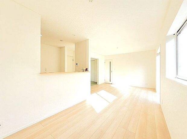 約14.6帖のLDK。カウンターキッチンでお料理を受け渡している様子が思い浮かびます。