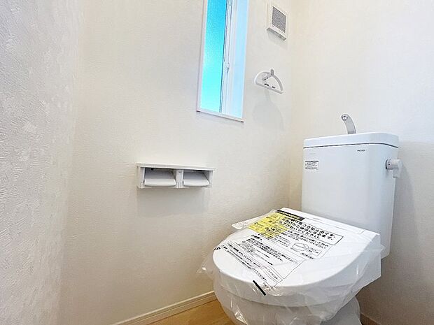 トイレにも小窓付き。機能的なシャワートイレです◎