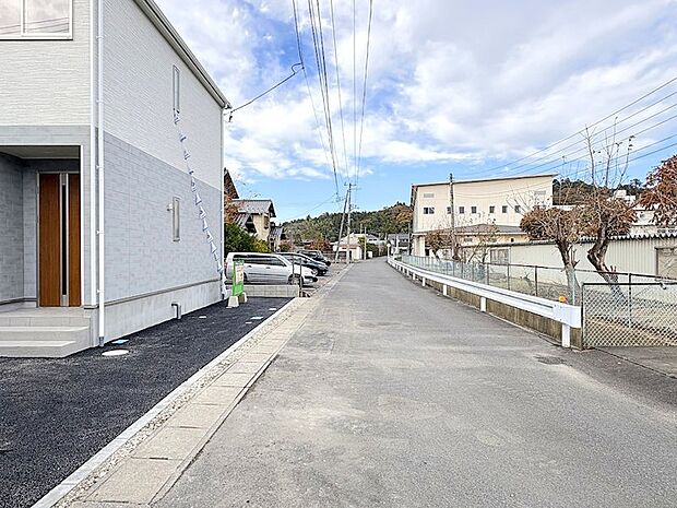 前面道路が5m以上、閑静な住宅街でのどかに心地よく暮らせます。