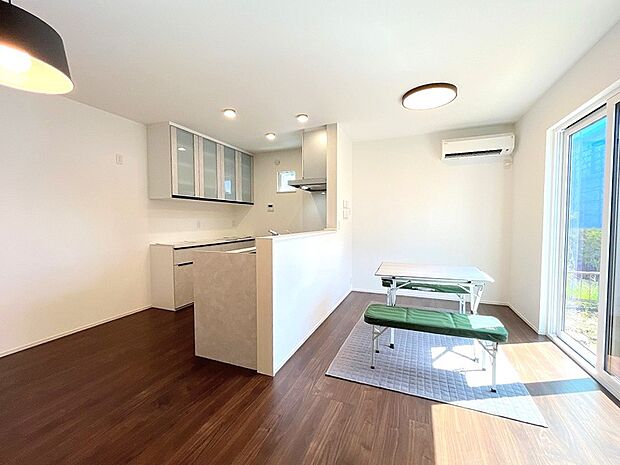 お部屋の中心にキッチンを配置し、家族の気配をいつも身近に感じることが出来る設計♪