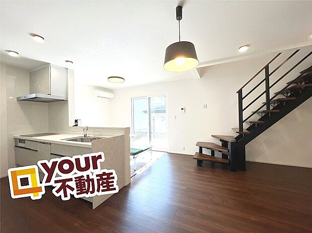 全体に落ち着きと、気品を与えるダークブラウンのフローリング◎ワイドな空間設計で居心地の良さを体感♪