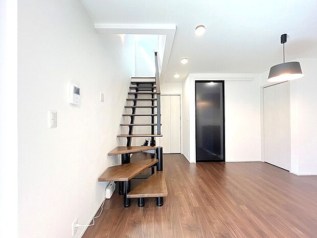 リビング内にある階段は、圧迫感を減らしたスケルトン階段を採用◎まるで男前インテリアのような雰囲気に♪