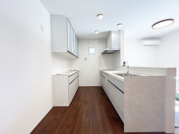 キッチン背面にカップボードを設置♪調理家電もスッキリと置けてお料理効率もグンっとアップ♪