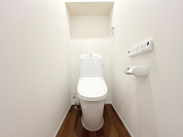 いつも清潔◎ウォシュレット機能を搭載したトイレ♪掃除がしやすいシンプルなデザインも魅力◎