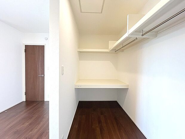中に人が立ち入る事の出来るウォークインクローゼット♪たくさんの衣類も小物もスッキリと収納可能◎
