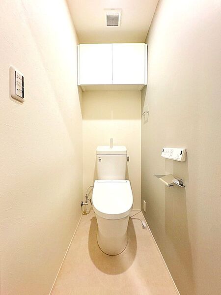 背面に吊戸棚収納を付けたトイレは、収納スペースたっぷり◎予備のトイレットペーパーや小物もスッキリと◎