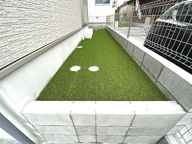 芝生のお庭♪花壇や家庭菜園もちょこっと楽しめる空間です。人口芝生はお手入れに手間がかからないのでいつまでも清潔、快適に。