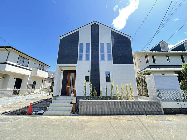 写真は施工例です。現在基礎工事中。いつでも見学できます。弊社はこの物件の売主会社の専門販売会社です。