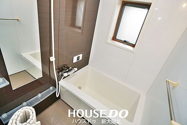 ■給湯器交換され、シャワーホースヘッドも交換済♪■窓があるので換気のしやすい浴室です！