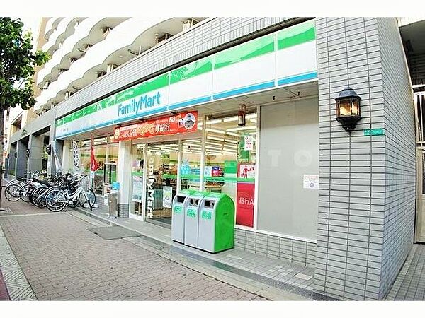 ファミリーマート東三国3丁目店 ■あなたとコンビにファミリーマート！でおなじみのコンビニ！■買い忘れたものや食後のデザートを買いに行くなど、ちょっとした買い物にも便利ですよね！ 800m