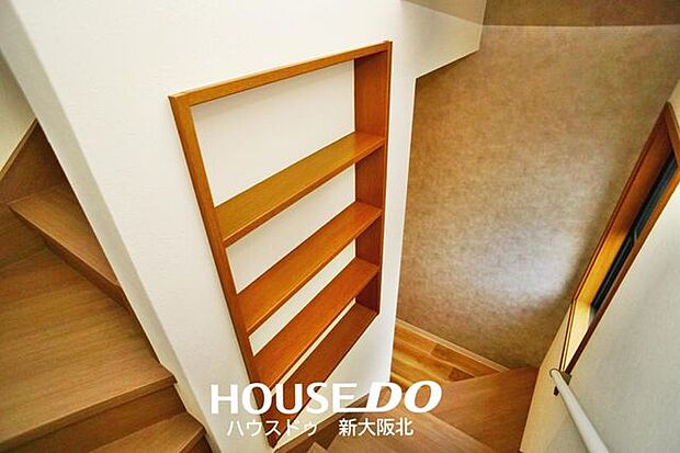 ■階段には飾り棚としてもご使用いただける棚がございます！