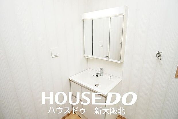 ■リビングのある2階に洗面所があります！■三面鏡洗面台は鏡裏の収納が便利です♪