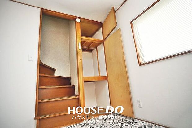 ■2階の階段横にある収納です！■毎日使う掃除道具などを収納していただけます！