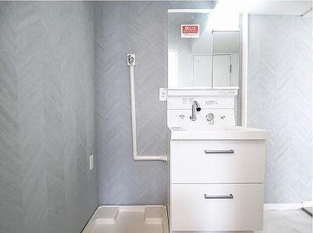 ■■令和6年3月新調済！デザイン性の高い洗面化粧台は人気の壁付け水栓が採用されています！■壁付け水栓はスタイリッシュなだけでなく、水垢がたまりにくいため日常のお手入れが格段に楽になりますよ♪