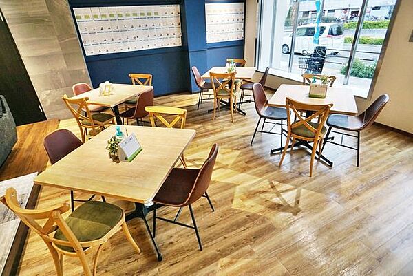 ■弊社は三国駅の目の前にある大型店舗です！■広々とした、カフェのような店舗です◎