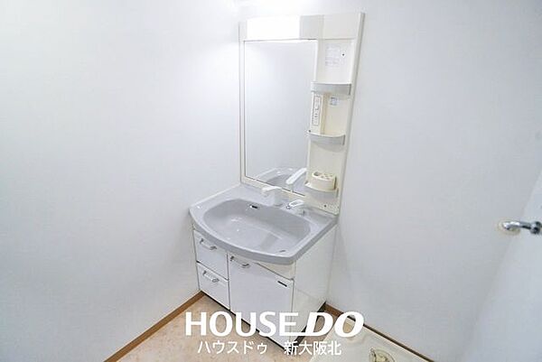 ■鏡の右側に収納棚がついた洗面台！■欲しいものをサッと取り出せるので、忙しい朝の身支度もはかどりそうですね！