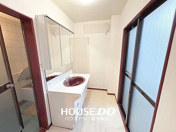 ■ゆとりある洗面台で毎朝の身支度もスムーズに！■もちろん、鏡裏にもたっぷりの収納スペースがあるので、いつもスッキリと保てますね！