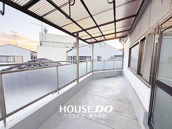 ■屋根付きのバルコニーは雨の日でも洗濯物が濡れる心配がありません♪■イスやテーブルを置いておうちカフェも楽しめそうですね♪