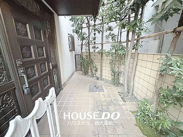 ■玄関前のポーチもゆとりある空間です！