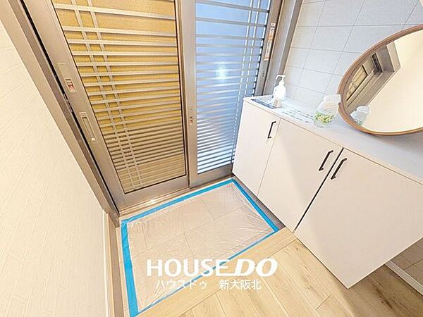 ■玄関ドア全体に採光窓があるため、自然の光が入る明るい空間です！■日中は照明を付ける必要がないため、省エネにもなりますね！