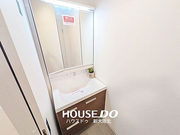 ■嬉しい三面鏡の洗面台！■三面鏡は鏡の角度を変えることで様々な角度からメイクやヘアスタイルを確認することができるので、整容もはかどります！