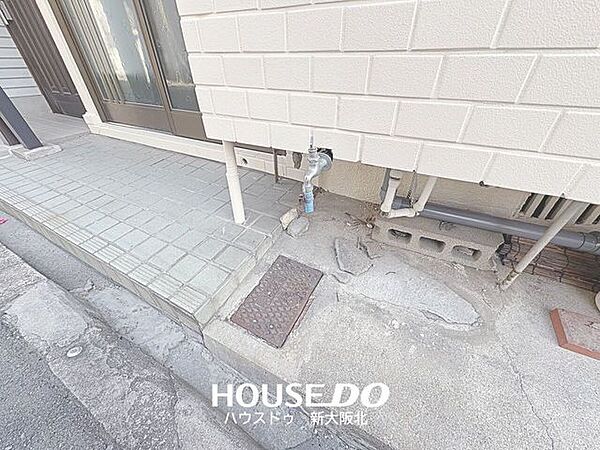■玄関前横とバルコニーに水栓があります！■植物の水やり・掃除などいろんな場面で役に立つのであると嬉しいアイテムですね！
