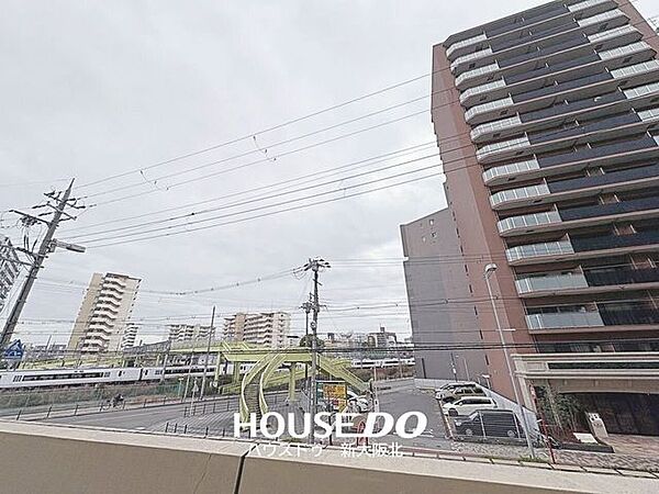 ■バルコニーからの眺望です♪■線路が間近で見れるので電車好きさんにはたまりませんね！