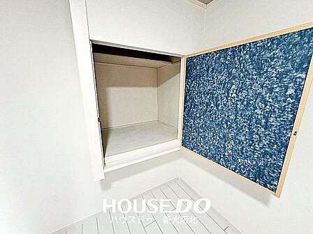 ■床の面積を取らない造り付けの棚!お部屋がよりスッキリ広く見えます♪