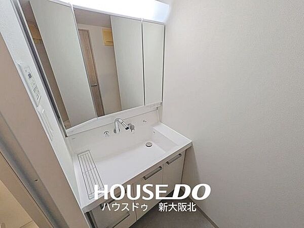 ■デザイン性の高い洗面化粧台は人気の壁付け水栓が採用されています！■壁付け水栓はスタイリッシュなだけでなく、水垢がたまりにくいため日常のお手入れが格段に楽になりますよ