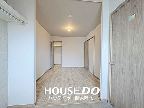 ■玄関入って左側の洋室はシューズインクローゼットとつながっております！■子供部屋や趣味部屋等柔軟にお使いいただけますね！