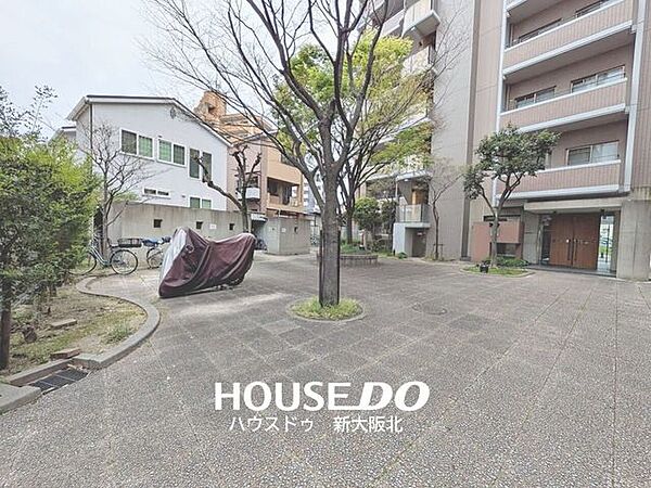 ■マンション前のスペースが広く、道路への飛び出しもなく安心してお住まいいただけますね！