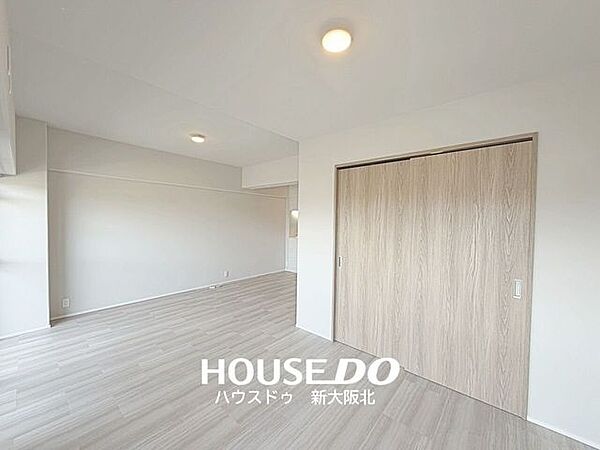 ■隣接するお部屋との間には段差がないため、つまずく心配がなくお子さまはもちろん、いくつになっても安心してお住まいいただけます！