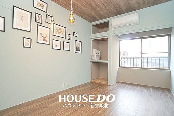 ■ダイニング横の洋室です！■オープンな収納棚には日用品などをまとめてすぐに取り出せますね♪