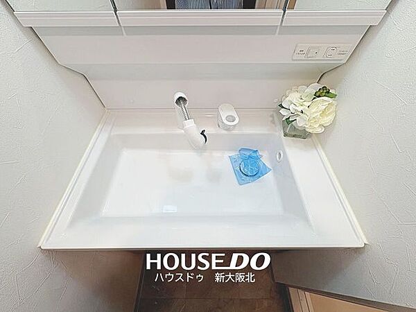 ■シャワー付き洗面台は朝の寝ぐせ直しや掃除にも役立つ便利なアイテムです◎