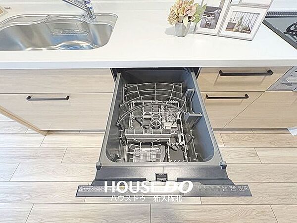 ■忙しい方にも嬉しい食器洗浄乾燥機付き！■食後のめんどうなお皿洗いは任せて、ご家族と一緒にくつろいじゃいましょう！■実は手洗いに比べて水の節約にもなるんですよ！